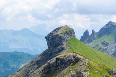 İtalya 'da eşsiz bir dağ zirvesi, Trentino. Dolomiti 'nin yanındaki en yüksek tepelerin muhteşem manzarası. Yürüyüş yapmak ve iyi tatiller geçirmek için mükemmel bir yer. Güzel İtalyan Alpleri manzarası.