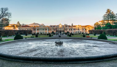 Varese botanik bahçesindeki sarayın manzarası. Çeşme düşük sıcaklıklar nedeniyle kapalı ve buzlu..