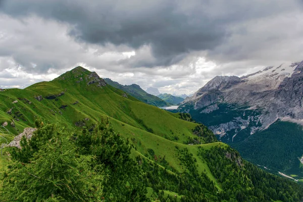 Landschap Van Italiaanse Alpen Buurt Van Dolomieten Pieken Een Bewolkte — Stockfoto