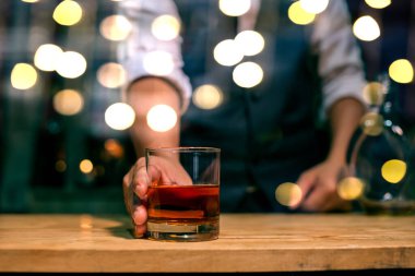 Barmen viski bardağını dolduruyor Güzel gece