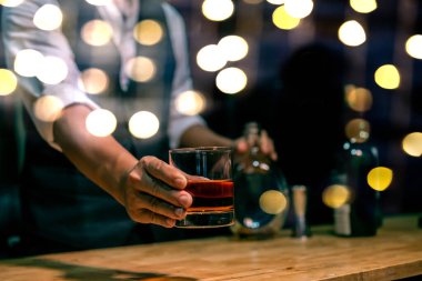 Barmen viski bardağını dolduruyor Güzel gece