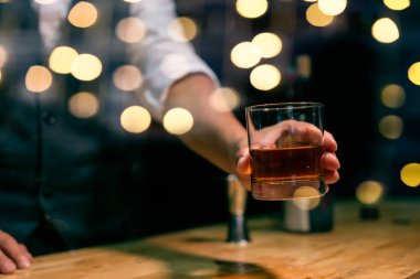 Barmen viski bardağını dolduruyor Güzel gece