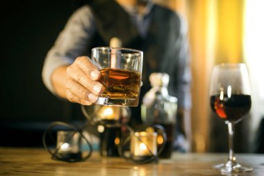 Barmen viski bardağını dolduruyor Güzel gece