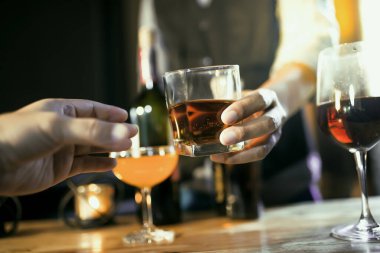 Barmen viski bardağını dolduruyor Güzel gece