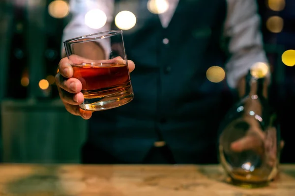 Barman Nalewa Whisky Whiskey Szklanka Piękna Noc — Zdjęcie stockowe