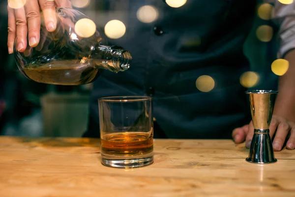Barman Versant Whisky Verre Belle Nuit — Photo