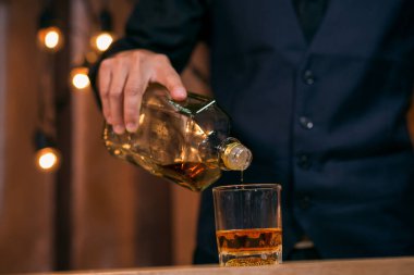 Barmen viski bardağı dolduruyor...