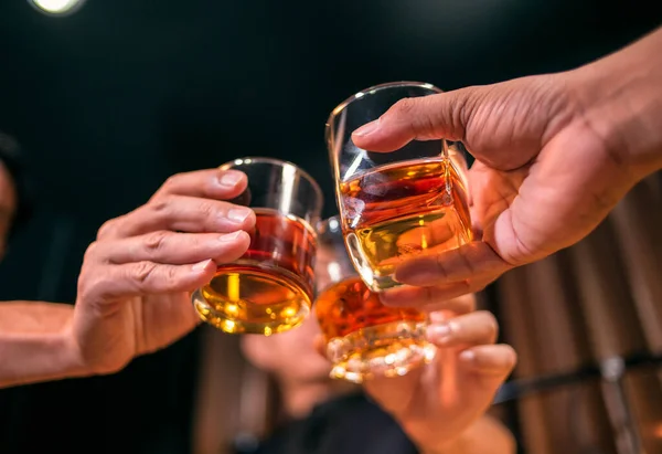 Barmen viski bardağı dolduruyor...