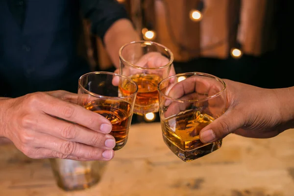 Barmen viski bardağı dolduruyor...