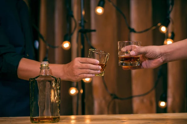 Barman Derramando Uísque Copo Uísque — Fotografia de Stock