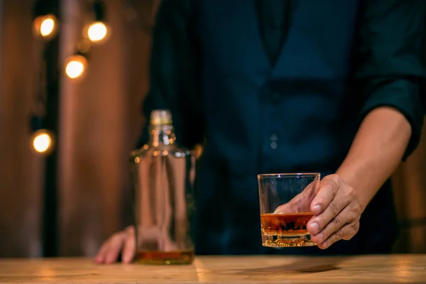 Barman Derramando Uísque Copo Uísque Bela Noite — Fotografia de Stock