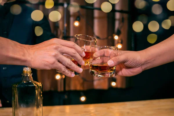 Barmen viski bardağını dolduruyor Güzel gece