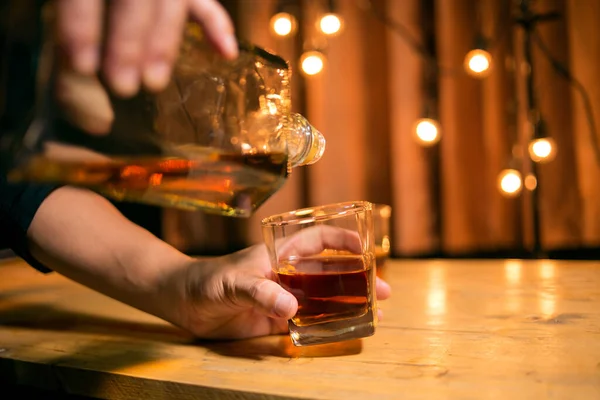 Barman Derramando Uísque Copo Uísque Bela Noite — Fotografia de Stock