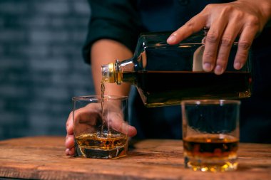 Barmen viski bardağını dolduruyor Güzel gece