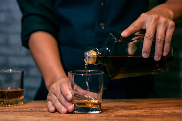 Barmen viski bardağını dolduruyor Güzel gece