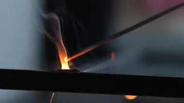 Yakın çekim, çeliği yavaş çekimde kesiyor