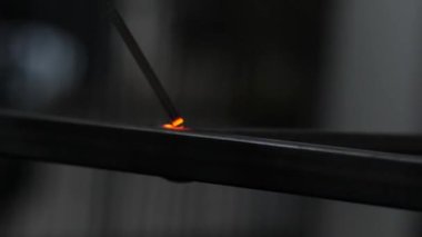 Yakın çekim, çeliği yavaş çekimde kesiyor