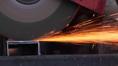 Yakın çekim, çeliği yavaş çekimde kesiyor