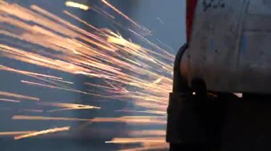 Yakın çekim, çeliği yavaş çekimde kesiyor
