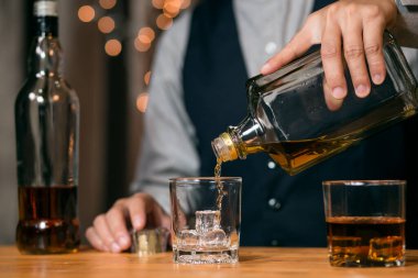 Barmen viski bardağını dolduruyor Güzel gece