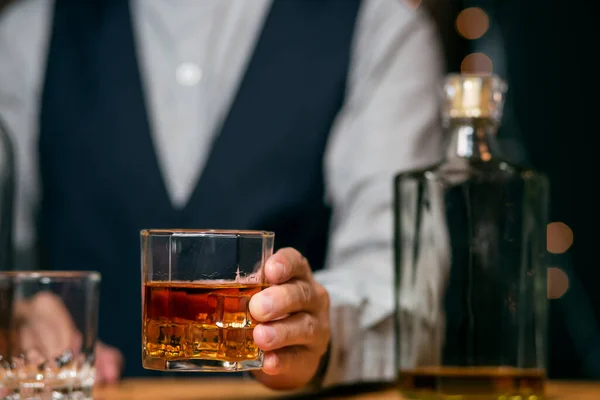 Barman Derramando Uísque Copo Uísque Bela Noite — Fotografia de Stock