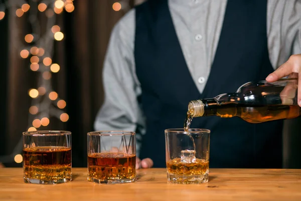 バーマンがウイスキーグラスを注ぐ美しい夜 — ストック写真