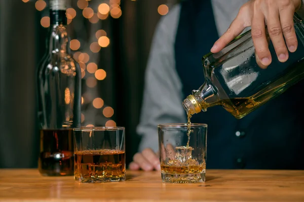 Bartender Häller Whisky Whisky Glas Vacker Natt — Stockfoto