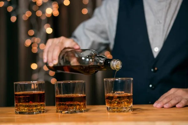 Barman Versant Whisky Verre Belle Nuit — Photo