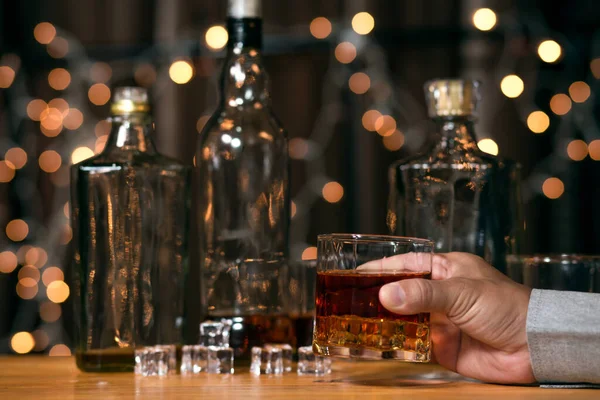 Barman Derramando Uísque Copo Uísque Bela Noite — Fotografia de Stock