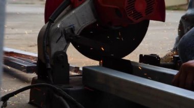 Yakın çekim, çeliği yavaş çekimde kesiyor
