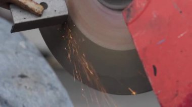 Yakın çekim, çeliği yavaş çekimde kesiyor