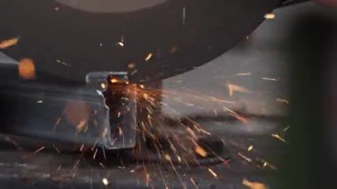 Yakın çekim, çeliği yavaş çekimde kesiyor