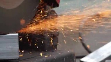 Yakın çekim, çeliği yavaş çekimde kesiyor