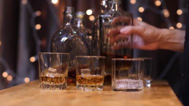 Lokantada arkadaşça bir partide viskiyi kutlarız.