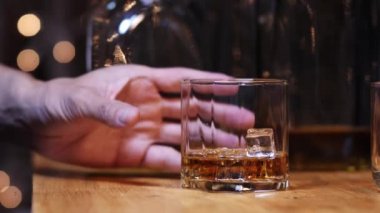 Lokantada arkadaşça bir partide viskiyi kutlarız.