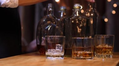 Lokantada arkadaşça bir partide viskiyi kutlarız.