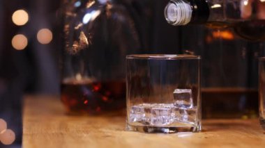 Lokantada arkadaşça bir partide viskiyi kutlarız.