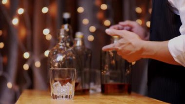 Lokantada arkadaşça bir partide viskiyi kutlarız.