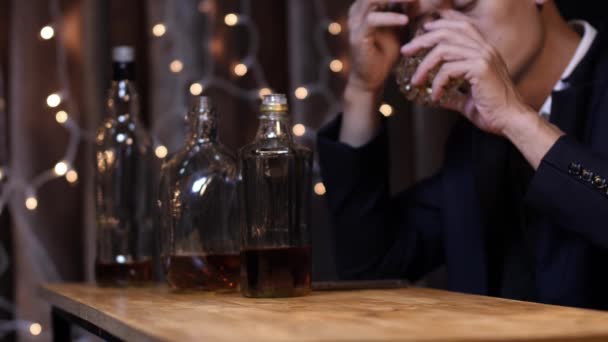 Empresarios Trajes Bebiendo Celebra Whisky — Vídeo de stock