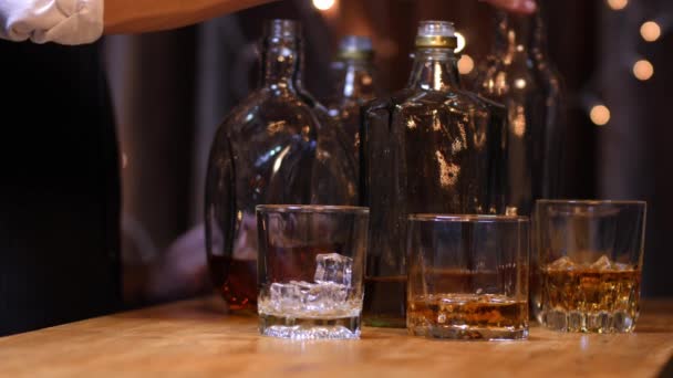 Feiern Sie Whisky Auf Einer Freundlichen Party Restaurant — Stockvideo