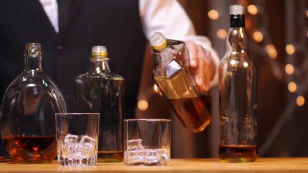Kelnerka Nalewa Whisky Klienci Siedzą Piją — Wideo stockowe