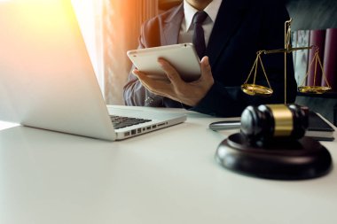Erkek avukat ya da hakim, müvekkil, hukuk ve hukuk hizmetleri kavramlarıyla takım toplantısı yapmak için danışmanlık yapıyor