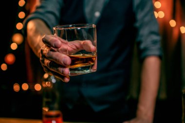 Barmen viski bardağını dolduruyor Güzel gece