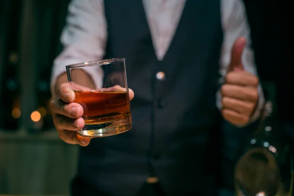 Barman Nalewa Whisky Whiskey Szklanka Piękna Noc — Zdjęcie stockowe