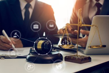 Ortak avukatlar ya da avukatlar sözleşmeyi tartışıyorlar. Başarılı iş adamlarının bunu korumak için bir sözleşmesi var. Makamında mütevazı anlaşmalar imzalanacak....