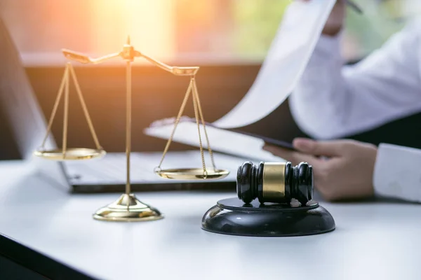 Rechtsanwältinnen Oder Richterinnen Beraten Sich Bei Teamtreffen Mit Mandanten Rechts — Stockfoto