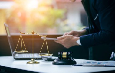 Konsültasyonda erkek avukat ya da hakim koruyucu maske takıyor ve müvekkil, hukuk ve hukuk hizmetleri kavramı ile takım toplantısı yapıyor.