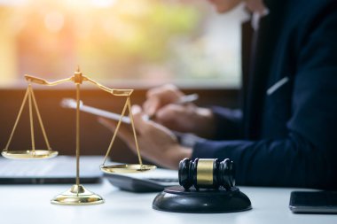 Konsültasyonda erkek avukat ya da hakim koruyucu maske takıyor ve müvekkil, hukuk ve hukuk hizmetleri kavramı ile takım toplantısı yapıyor.