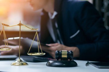 Konsültasyonda erkek avukat ya da hakim koruyucu maske takıyor ve müvekkil, hukuk ve hukuk hizmetleri kavramı ile takım toplantısı yapıyor.