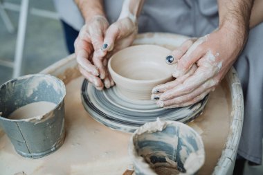 Potter 's wheel, çömlek atölyesi, kille, kille, modellemeyle, modellemeyle, seramiklerle, kilden yapılmış ellerle, kille boyanmış tencereyle, kirli ellerle, yaratıcılıkla, atölyeyle, ellerle, ekicilerle